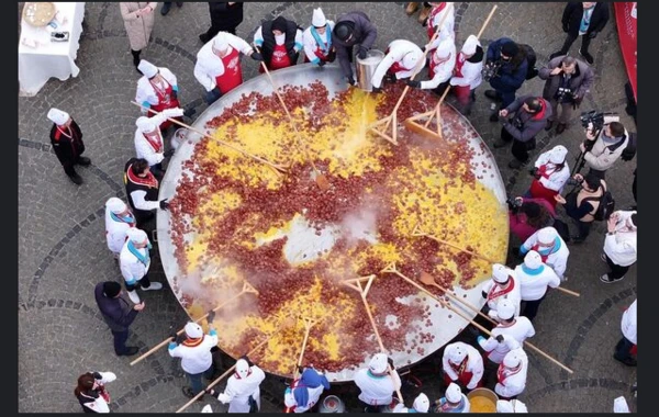 450 kq sosiska və 3000 yumurtadan yemək hazırlandı - FOTO