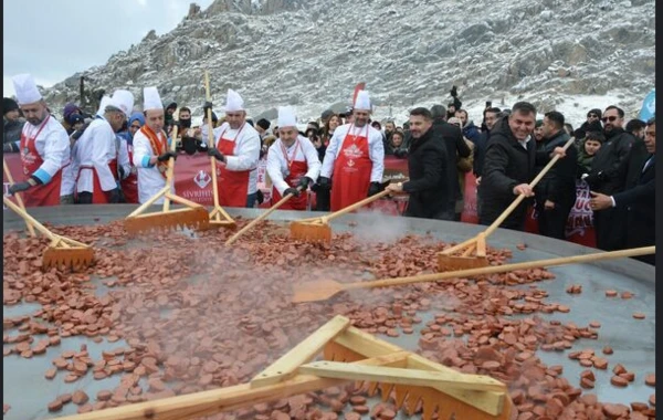 450 kq sosiska və 3000 yumurtadan yemək hazırlandı - FOTO