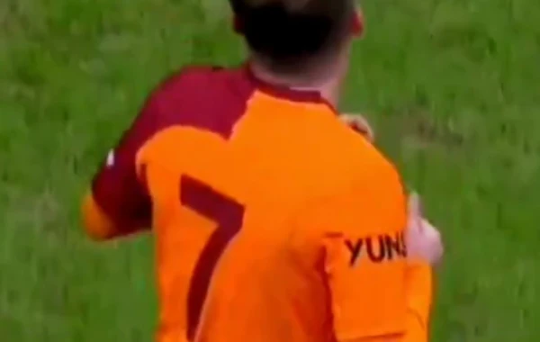 “CimBom” azarkeşləri Kərəm Aktürkoğlunu fitə basdılar - FOTO