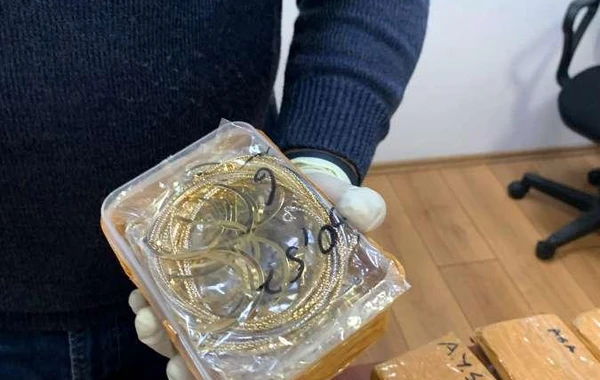 Azərbaycana qızıl-zinət əşyalarının sanitar qovşaqda gizlədilərək keçirilməsinin qarşısı alınıb - FOTO