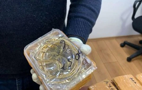 Драгоценности спрятали в туалете в аэропорту, чтобы провезти в страну - ФОТО