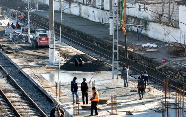 В Азербайджане платформы станций перестраиваются под стандарты новых поездов - ФОТО
