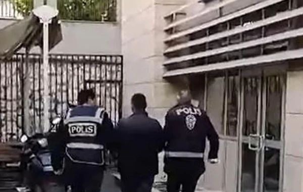 Polis axtarışda olan şəxsi toyuq hinindən tapıb - FOTO