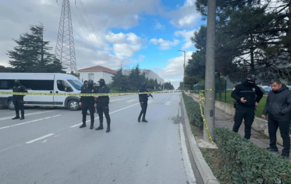 Türkiyədə fabrikə basqın: Silahlı şəxs insanları girov götürdü - FOTO