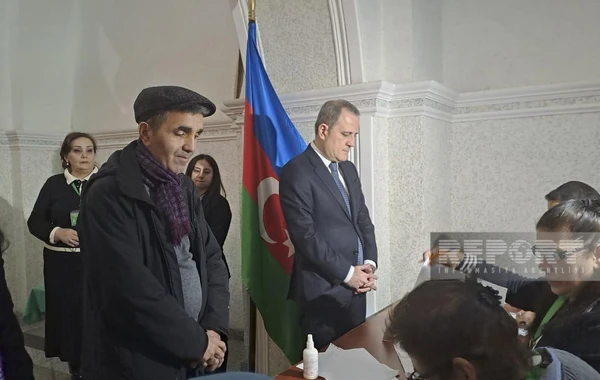 Ceyhun Bayramov növbədənkənar prezident seçkilərində səs verib - FOTO