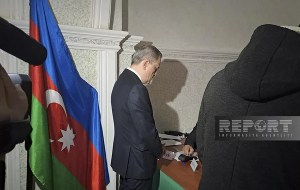 Джейхун Байрамов проголосовал на внеочередных президентских выборах - ФОТО