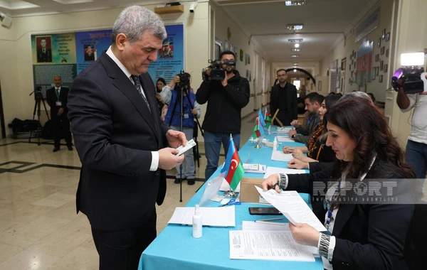 Prezidentliyə namizəd Fazil Mustafa səs verib - FOTO