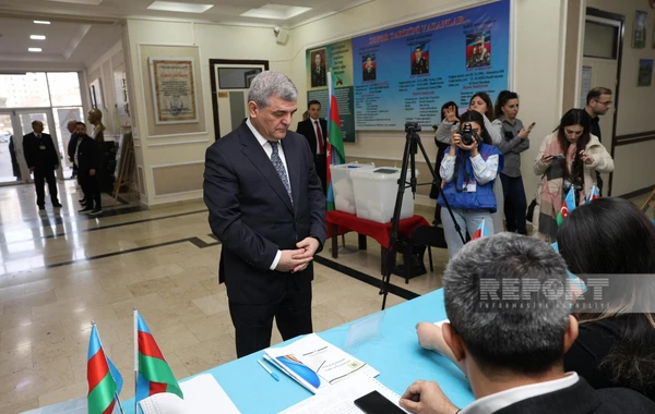Кандидат в президенты Фазиль Мустафа проголосовал на выборах - ФОТО