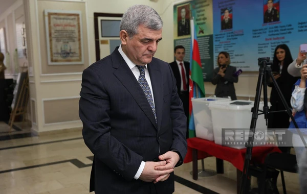 Кандидат в президенты Фазиль Мустафа проголосовал на выборах - ФОТО
