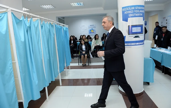 Prezident Administrasiyasının rəhbəri Samir Nuriyev 34 saylı seçki məntəqəsində səs verib - FOTO