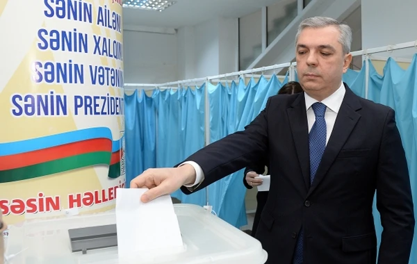 Prezident Administrasiyasının rəhbəri Samir Nuriyev 34 saylı seçki məntəqəsində səs verib - FOTO
