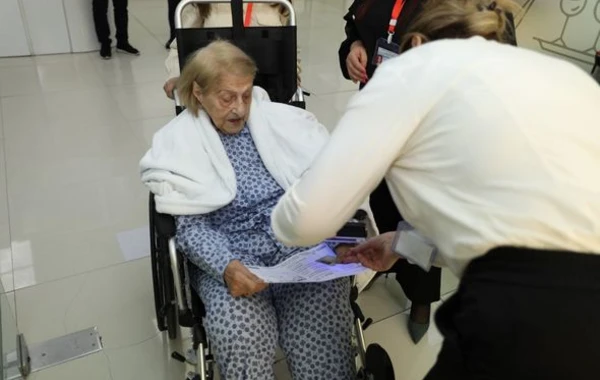 102 yaşlı Fatma Səttarova səs verdi - FOTO