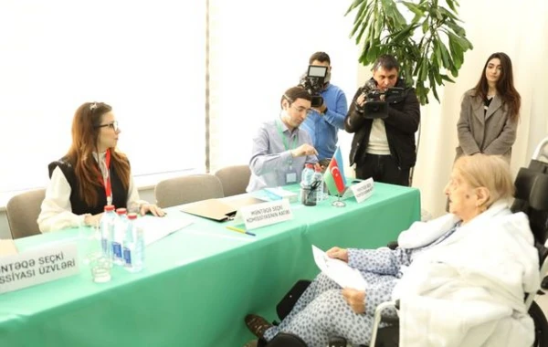 102 yaşlı Fatma Səttarova səs verdi - FOTO