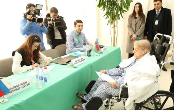 102 yaşlı Fatma Səttarova səs verdi - FOTO