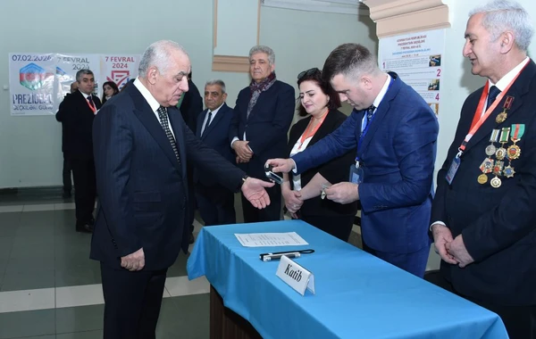 Baş nazir Əli Əsədov prezident seçkilərində səs verib - FOTO