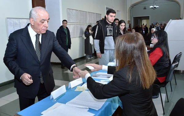 Baş nazir Əli Əsədov prezident seçkilərində səs verib - FOTO