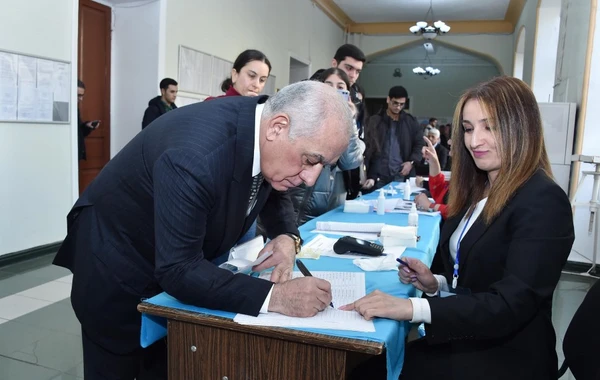 Baş nazir Əli Əsədov prezident seçkilərində səs verib - FOTO