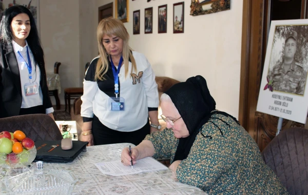 Lənkəranda şəhid anasının evinə daşınan seçki qutusu aparılıb - FOTO