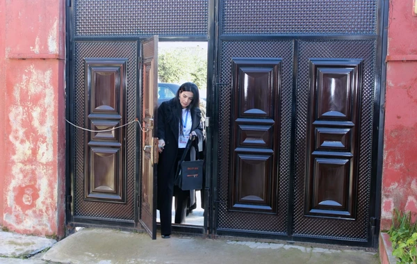 Lənkəranda şəhid anasının evinə daşınan seçki qutusu aparılıb - FOTO