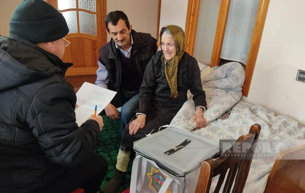 Oğuzda 102 yaşlı seçici səs verib - FOTO