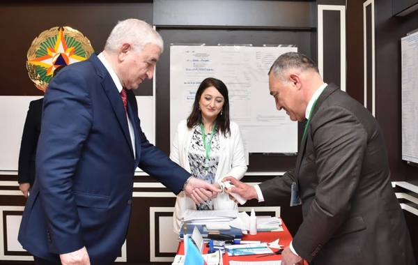 Məzahir Pənahov 31 saylı seçki məntəqəsində səs verib - FOTO