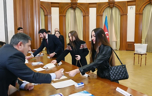 Prezident İlham Əliyev, birinci xanım Mehriban Əliyeva və ailə üzvləri Xankəndidə səs veriblər - VİDEO