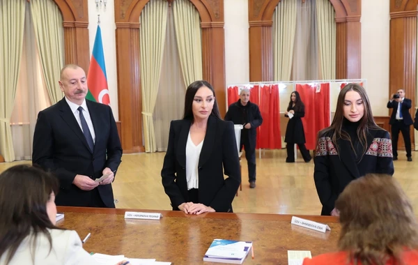 Prezident İlham Əliyev, birinci xanım Mehriban Əliyeva və ailə üzvləri Xankəndidə səs veriblər - VİDEO