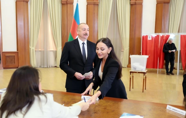 Prezident İlham Əliyev, birinci xanım Mehriban Əliyeva və ailə üzvləri Xankəndidə səs veriblər - VİDEO