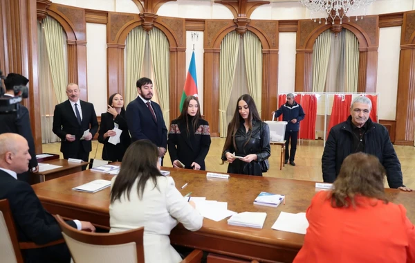 Prezident İlham Əliyev, birinci xanım Mehriban Əliyeva və ailə üzvləri Xankəndidə səs veriblər - VİDEO