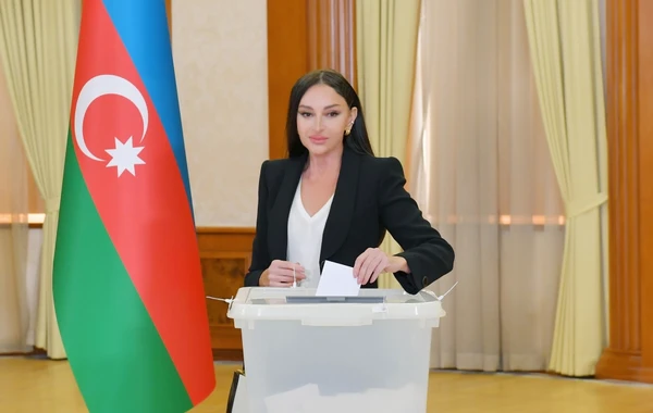 Prezident İlham Əliyev, birinci xanım Mehriban Əliyeva və ailə üzvləri Xankəndidə səs veriblər - VİDEO