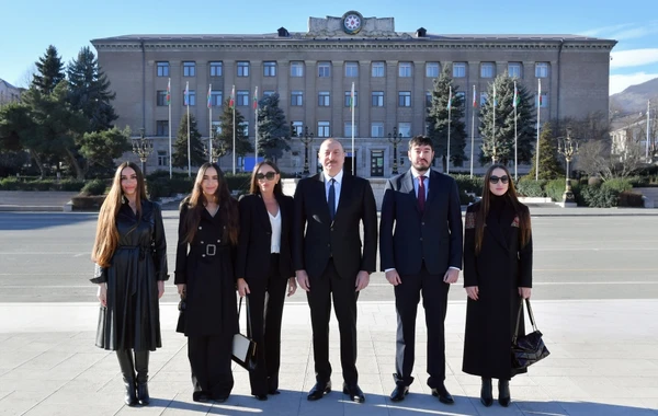 Prezident İlham Əliyev, birinci xanım Mehriban Əliyeva və ailə üzvləri Xankəndidə səs veriblər - VİDEO