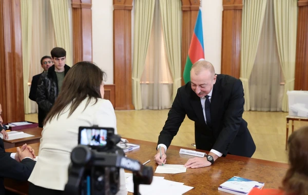 Prezident İlham Əliyev, birinci xanım Mehriban Əliyeva və ailə üzvləri Xankəndidə səs veriblər - VİDEO