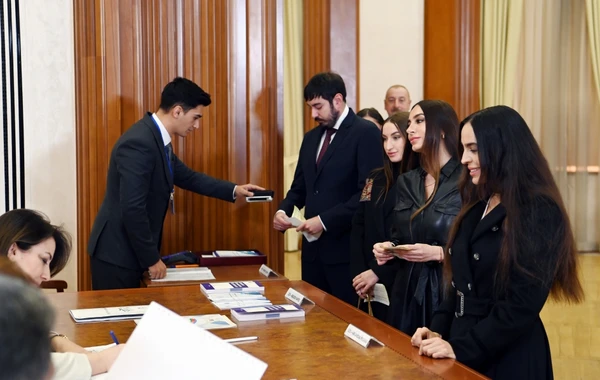 Prezident İlham Əliyev, birinci xanım Mehriban Əliyeva və ailə üzvləri Xankəndidə səs veriblər - VİDEO