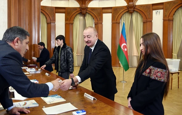 Prezident İlham Əliyev, birinci xanım Mehriban Əliyeva və ailə üzvləri Xankəndidə səs veriblər - VİDEO