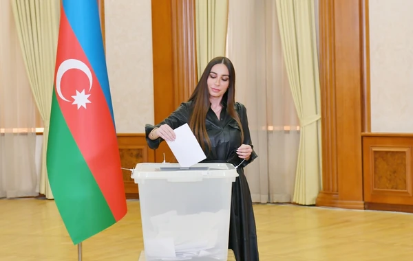 Prezident İlham Əliyev, birinci xanım Mehriban Əliyeva və ailə üzvləri Xankəndidə səs veriblər - VİDEO