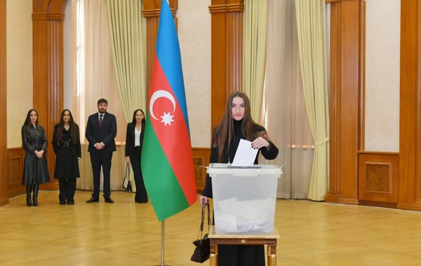 Prezident İlham Əliyev, birinci xanım Mehriban Əliyeva və ailə üzvləri Xankəndidə səs veriblər - VİDEO