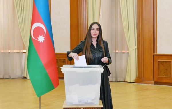 Prezident İlham Əliyev, birinci xanım Mehriban Əliyeva və ailə üzvləri Xankəndidə səs veriblər - VİDEO