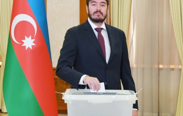 Prezident İlham Əliyev, birinci xanım Mehriban Əliyeva və ailə üzvləri Xankəndidə səs veriblər - VİDEO