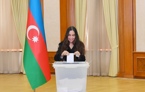 Prezident İlham Əliyev, birinci xanım Mehriban Əliyeva və ailə üzvləri Xankəndidə səs veriblər - VİDEO