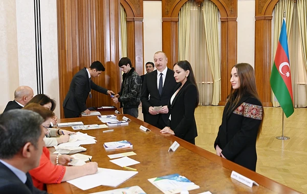 Prezident İlham Əliyev, birinci xanım Mehriban Əliyeva və ailə üzvləri Xankəndidə səs veriblər - VİDEO