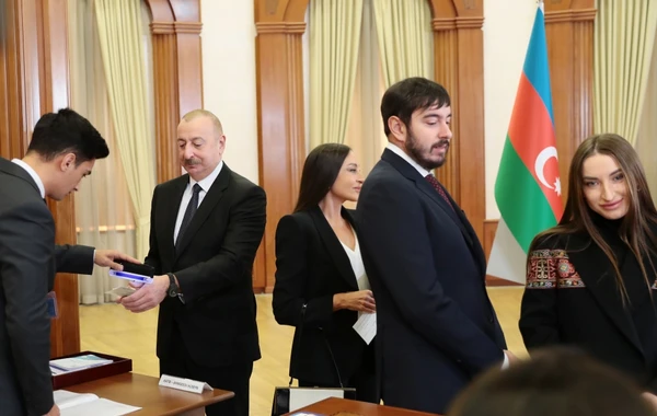 Prezident İlham Əliyev, birinci xanım Mehriban Əliyeva və ailə üzvləri Xankəndidə səs veriblər - VİDEO