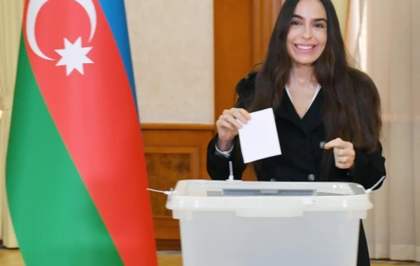 Prezident İlham Əliyev, birinci xanım Mehriban Əliyeva və ailə üzvləri Xankəndidə səs veriblər - VİDEO