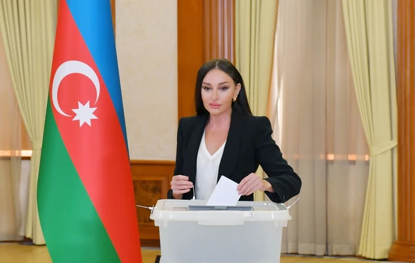 Prezident İlham Əliyev, birinci xanım Mehriban Əliyeva və ailə üzvləri Xankəndidə səs veriblər - VİDEO