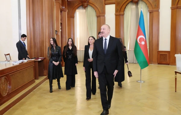 Prezident İlham Əliyev, birinci xanım Mehriban Əliyeva və ailə üzvləri Xankəndidə səs veriblər - VİDEO