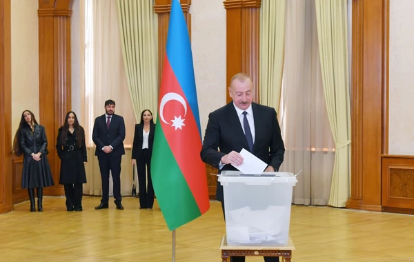 Prezident İlham Əliyev, birinci xanım Mehriban Əliyeva və ailə üzvləri Xankəndidə səs veriblər - VİDEO