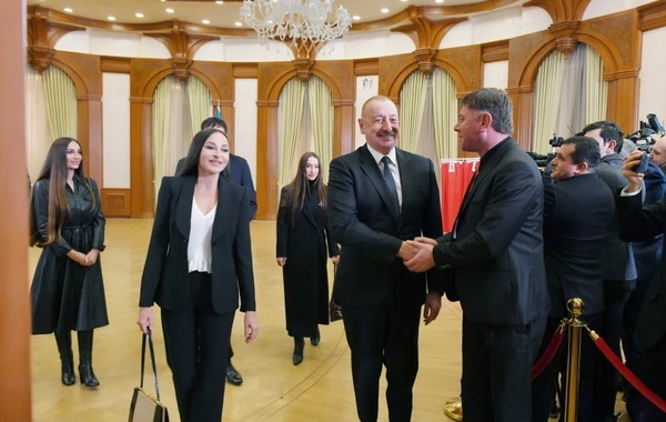 Президент Ильхам Алиев, первая леди Мехрибан Алиева и члены их семьи проголосовали в Ханкенди - ФОТО/ВИДЕО