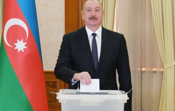 Президент Ильхам Алиев, первая леди Мехрибан Алиева и члены их семьи проголосовали в Ханкенди - ФОТО/ВИДЕО