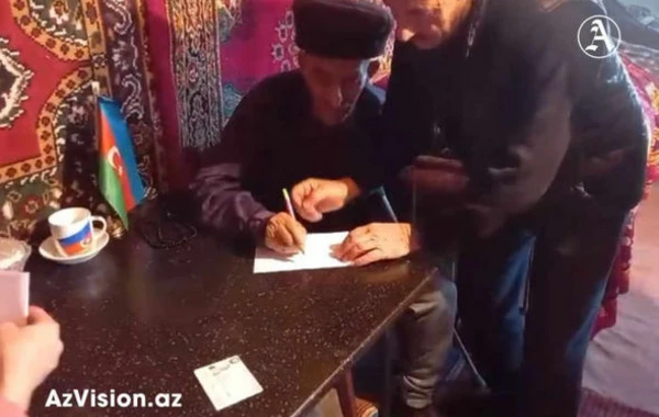 Azərbaycanın ən yaşlı kişi seçicisi səs verib - FOTO