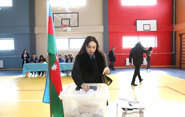 Ağalı kəndində səsvermə prosesindən FOTOREPORTAJ
