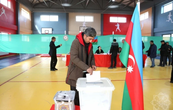 Ağalı kəndində səsvermə prosesindən FOTOREPORTAJ